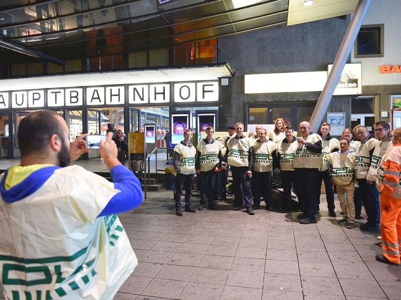 Mehrere streikende Lokführer stehe vor dem Bahnhof von Ulm für ein Gruppenfoto eines Kollegen zusammen.