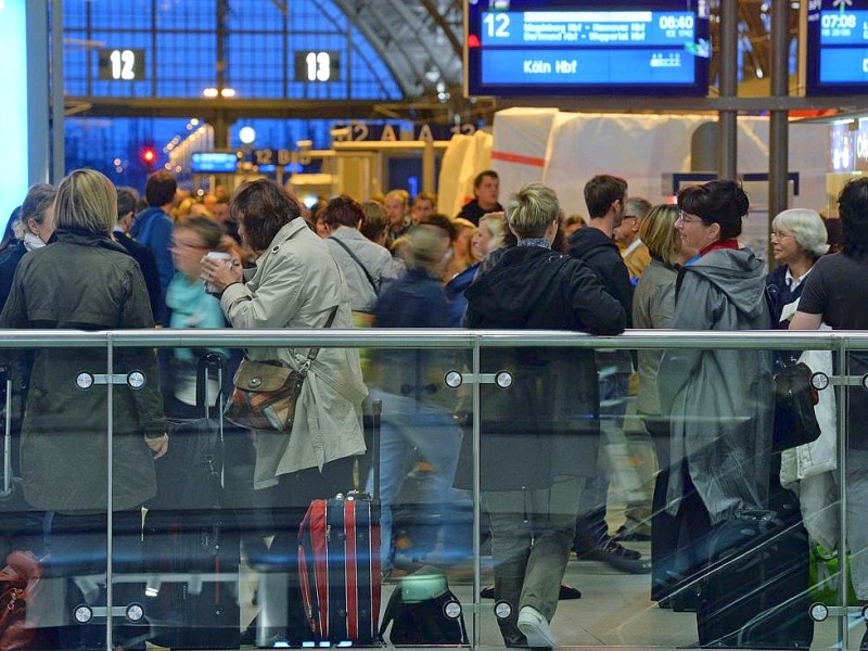 Fahrgäste der Deutschen Bahn warten in Leipzig auf ihren Zug.