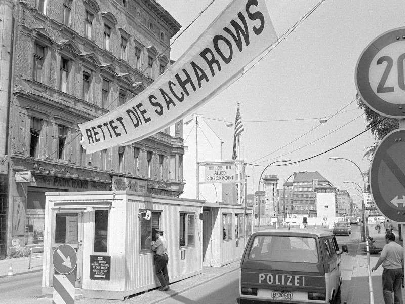 Der ehemalige Grenzübergang Checkpoint Charlie in Berlin am 19.05.1984 ...