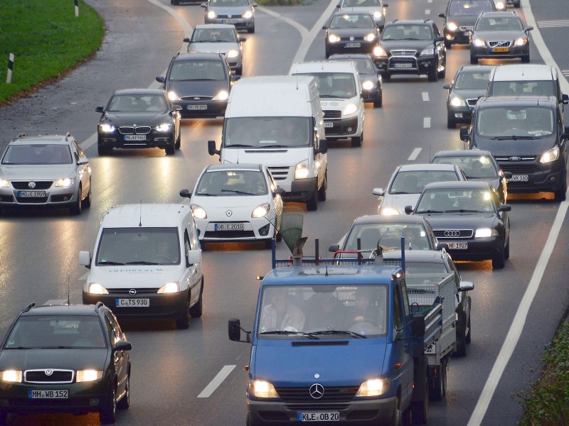 Donnerstagmorgen, am ersten Streiktag, bildeten sich in NRW über 300 Kilometer Stau, wie hier auf der A40 bei Mülheim.