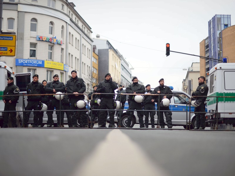 Die Polizei hat im Vorfeld der Kundgebungen von Islamisten und Islamgegnern im Stadteil Elberfeld den Versammlungsbereich der Salafisten abgesperrt.