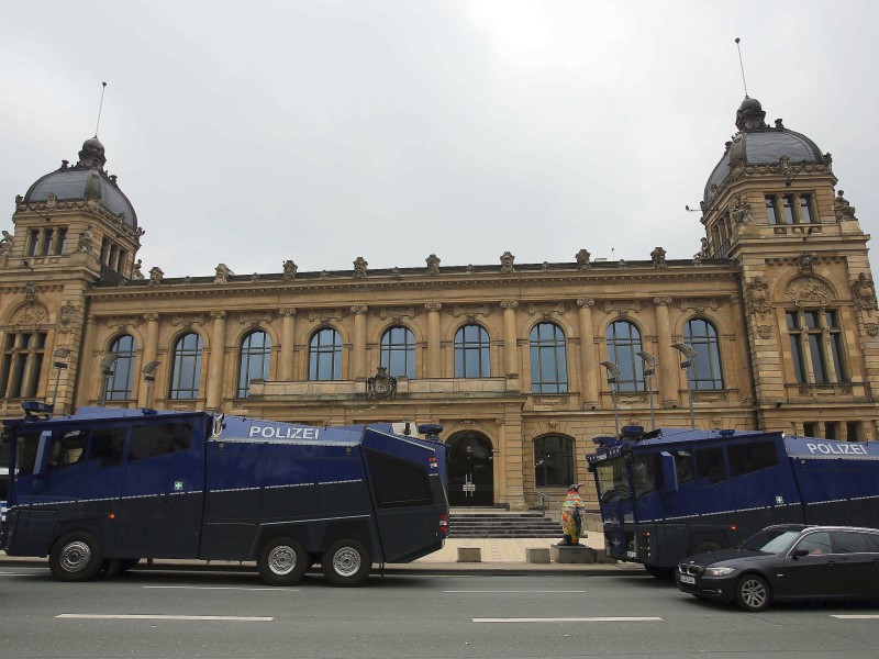 Wasserwerfer stehen in Wuppertal vor der Stadthalle.