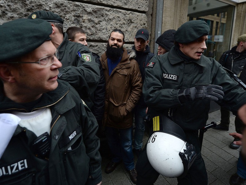 Polizisten sichern eine Kundgebung von Salafisten vor Gegendemonstranten.