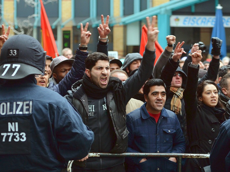 Polizisten sichern eine Kundgebug von Salafisten vor Gegendemonstranten.