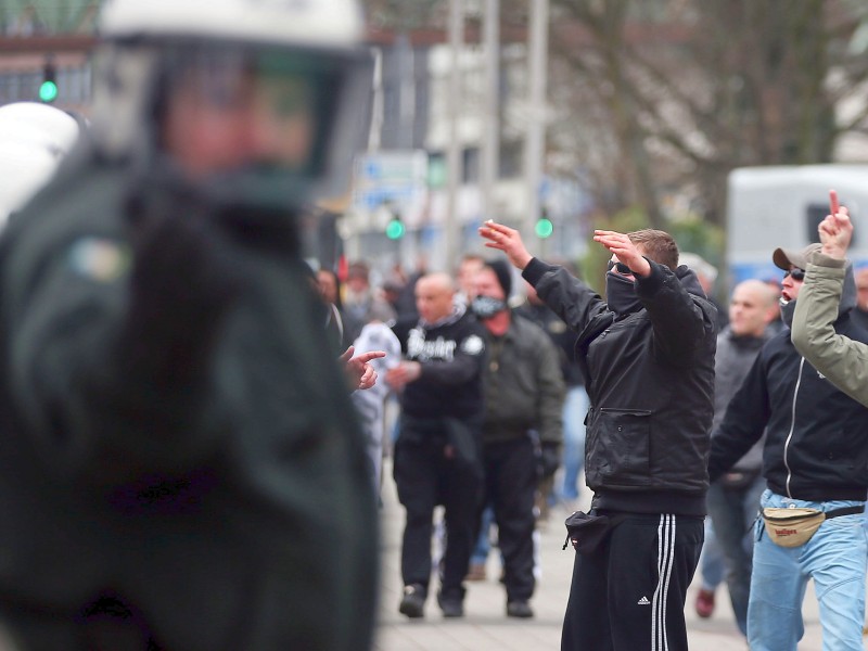 Mitglieder von Hogesa (Hooligans gegen Salafisten) in Wuppertal.