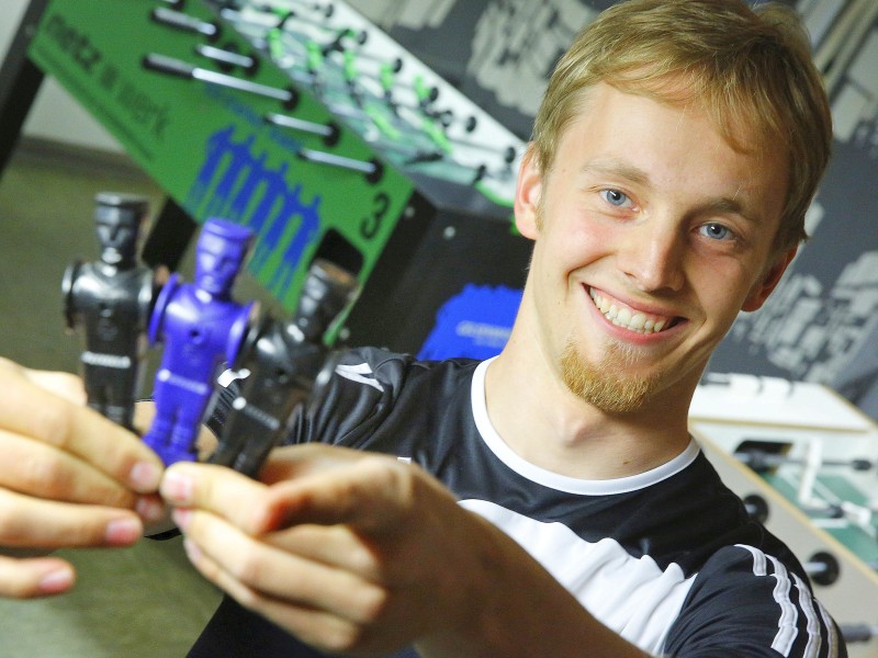 Der Bochumer Stephan Wolf sicherte sich 2014 in der Kategorie Neulinge-Einzel den WM-Titel im Tischtfußball. Er trainier im Verein TfV Bochm - mit Hobbykickern hat das nichts zu tun.