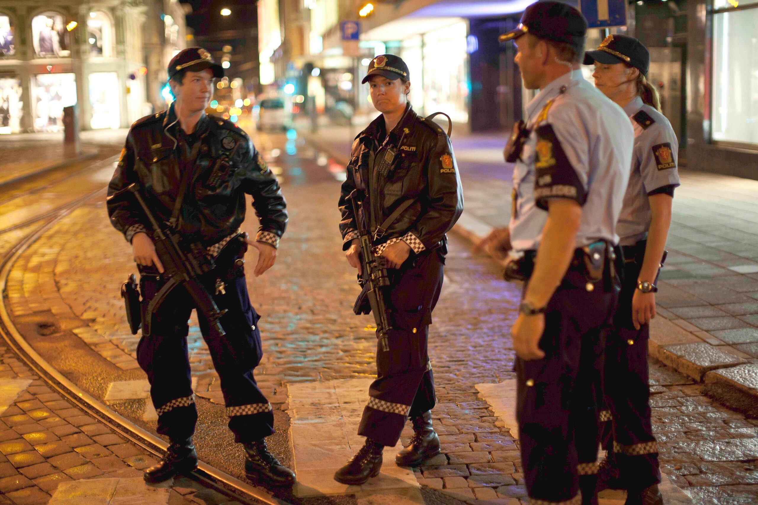 Polizisten sperrten in der Nacht die Straßen zum Ort des Unglücks ab.