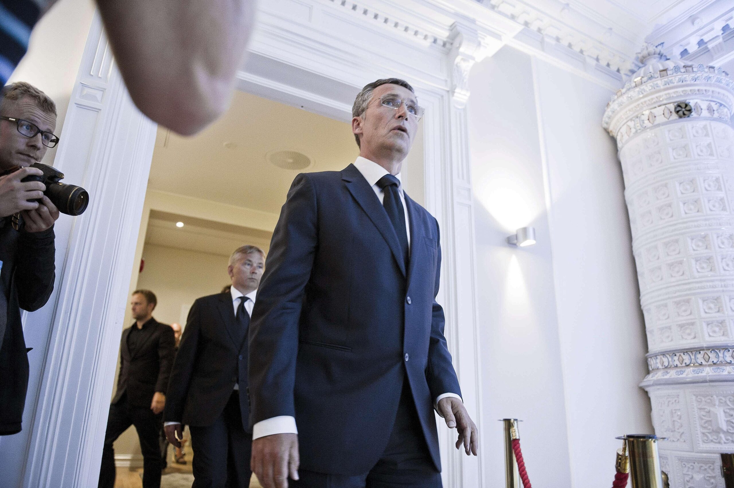 Norwegens Premieminister Jens Stoltenberg betritt die Pressekonferenz am ...