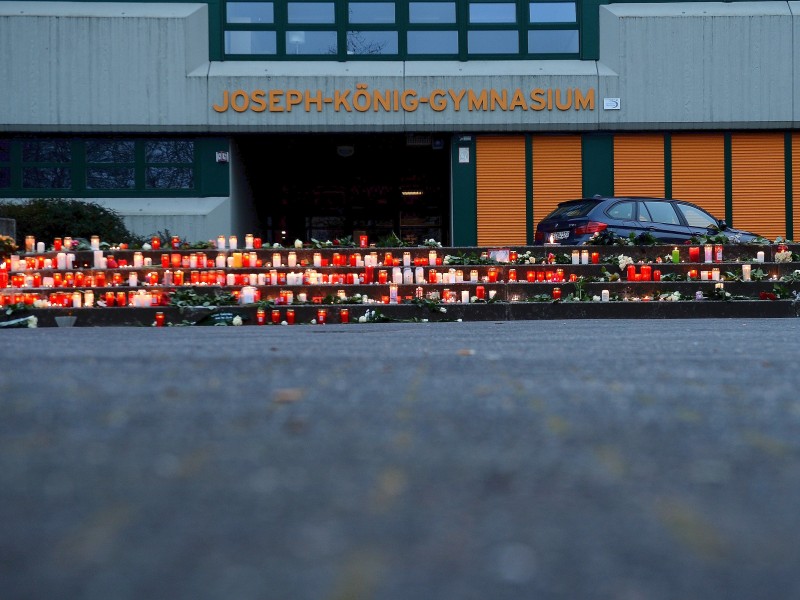 Trauer im westfälischen Haltern am See: 16 Schülerinnen und Schüler und zwei Lehrerinnen des Joseph-König-Gymnasiums waren in der Germanwings-Maschine, die in Frankreich abgestürzt ist.