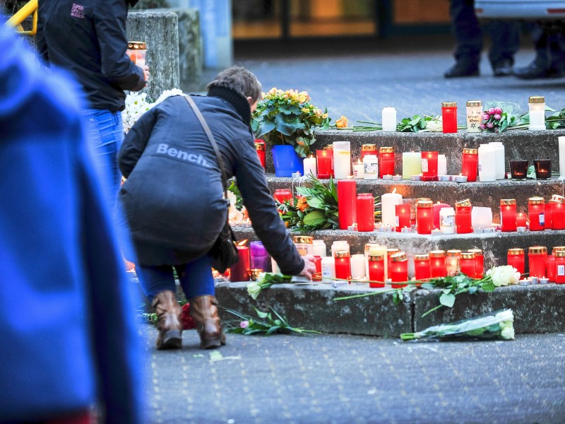 Trauer im westfälischen Haltern am See: 16 Schülerinnen und Schüler und zwei Lehrerinnen des Joseph-König-Gymnasiums waren in der Germanwings-Maschine, die in Frankreich abgestürzt ist.