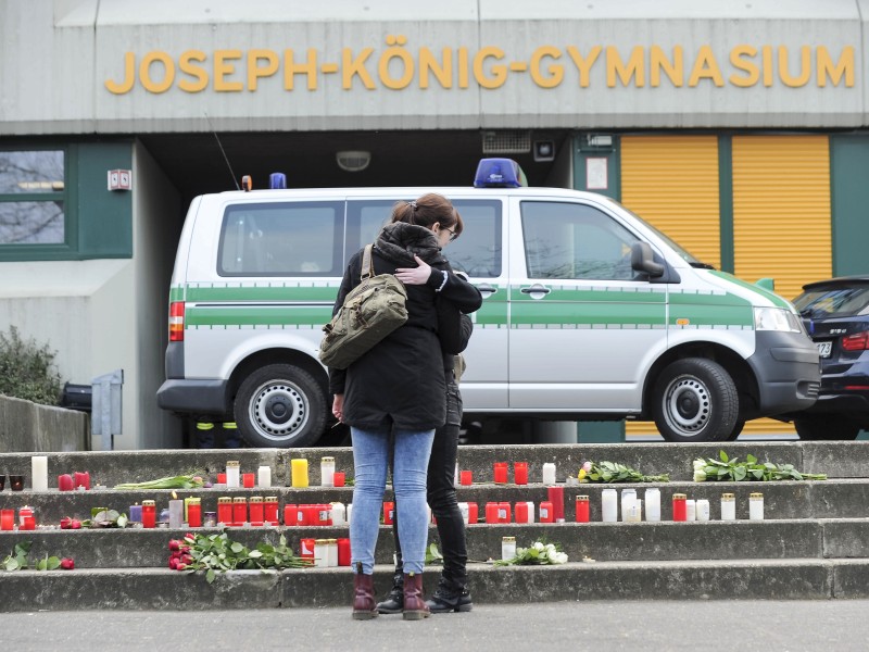 Trauer im westfälischen Haltern am See: 16 Schülerinnen und Schüler und zwei Lehrerinnen des Joseph-König-Gymnasiums waren in der Germanwings-Maschine, die in Frankreich abgestürzt ist.