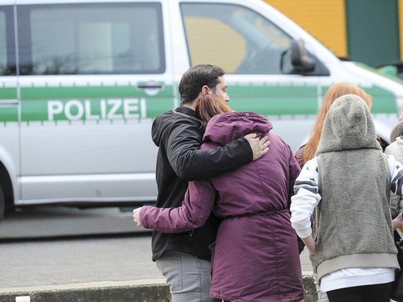 Trauer im westfälischen Haltern am See: 16 Schülerinnen und Schüler und zwei Lehrerinnen des Joseph-König-Gymnasiums waren in der Germanwings-Maschine, die in Frankreich abgestürzt ist.