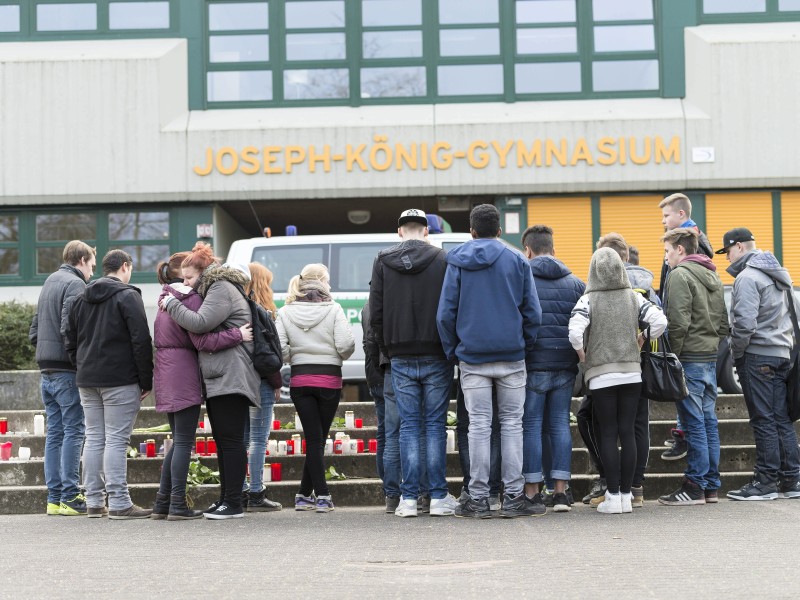 Trauer im westfälischen Haltern am See: 16 Schülerinnen und Schüler und zwei Lehrerinnen des Joseph-König-Gymnasiums waren in der Germanwings-Maschine, die in Frankreich abgestürzt ist.