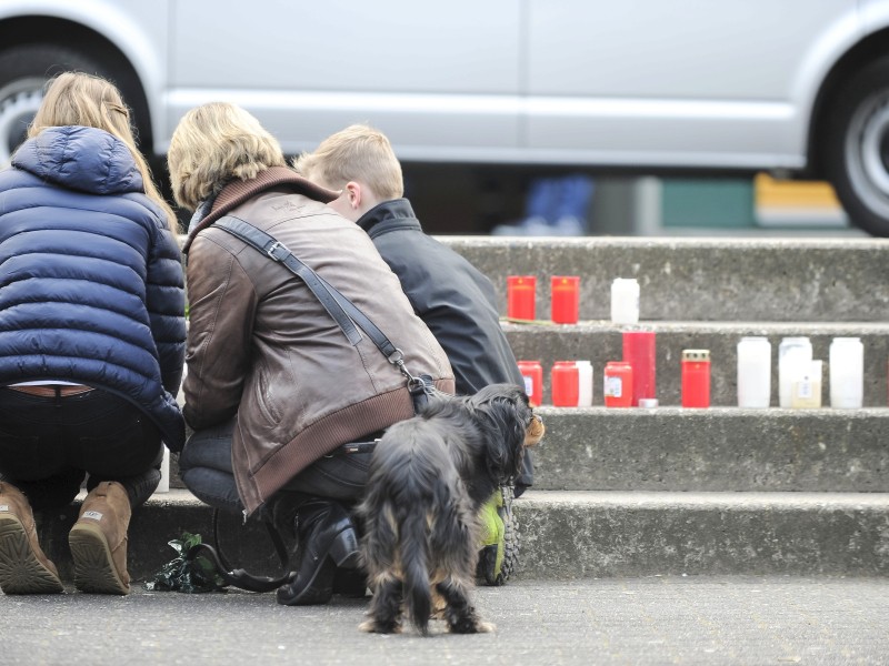 Trauer im westfälischen Haltern am See: 16 Schülerinnen und Schüler und zwei Lehrerinnen des Joseph-König-Gymnasiums waren in der Germanwings-Maschine, die in Frankreich abgestürzt ist.