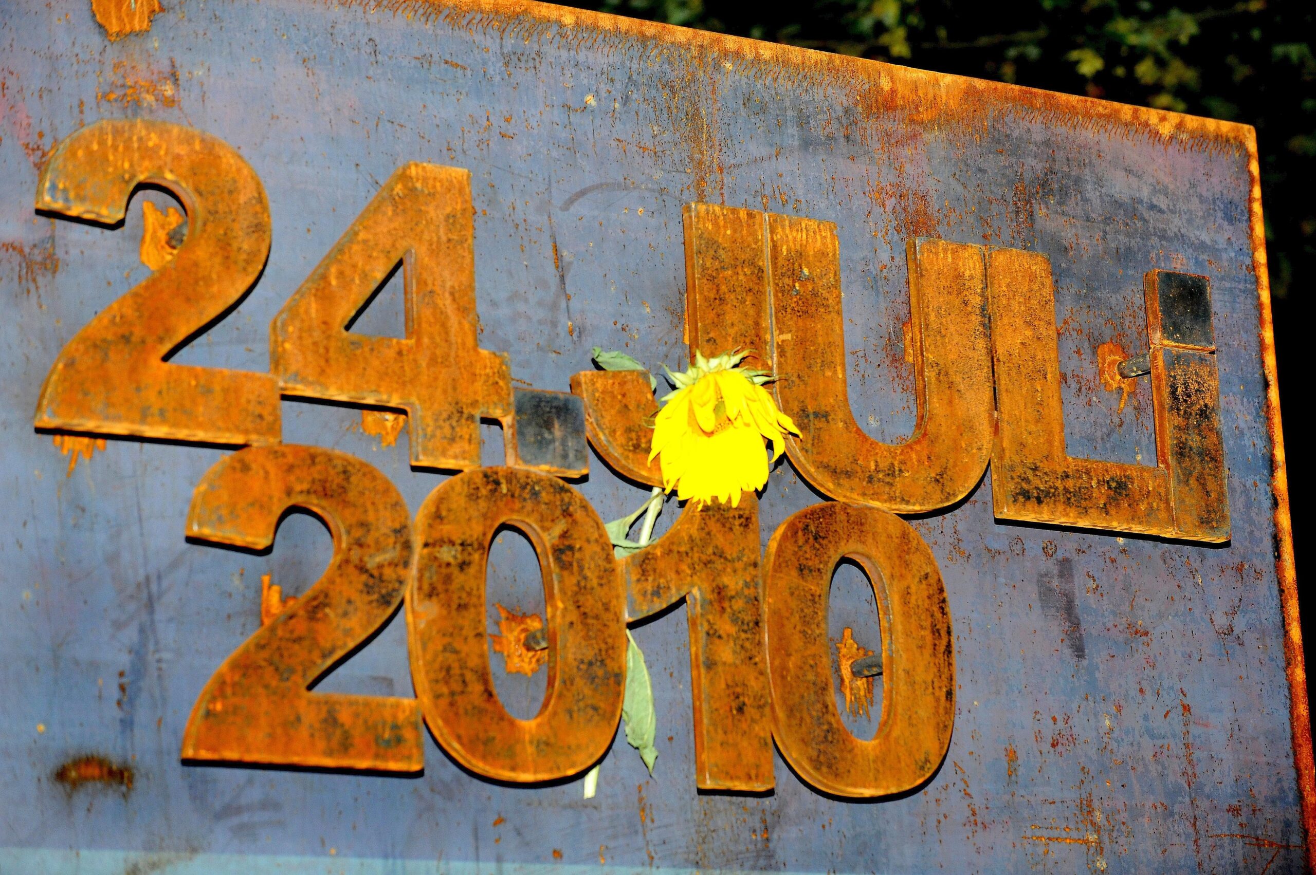 Am späten Samstagabend gedachten etwa 200 Menschen am Loveparade-Mahnmal der 21 Toten. Sie zündeten auch dort Kerzen an und legten Blumenkränze nieder.