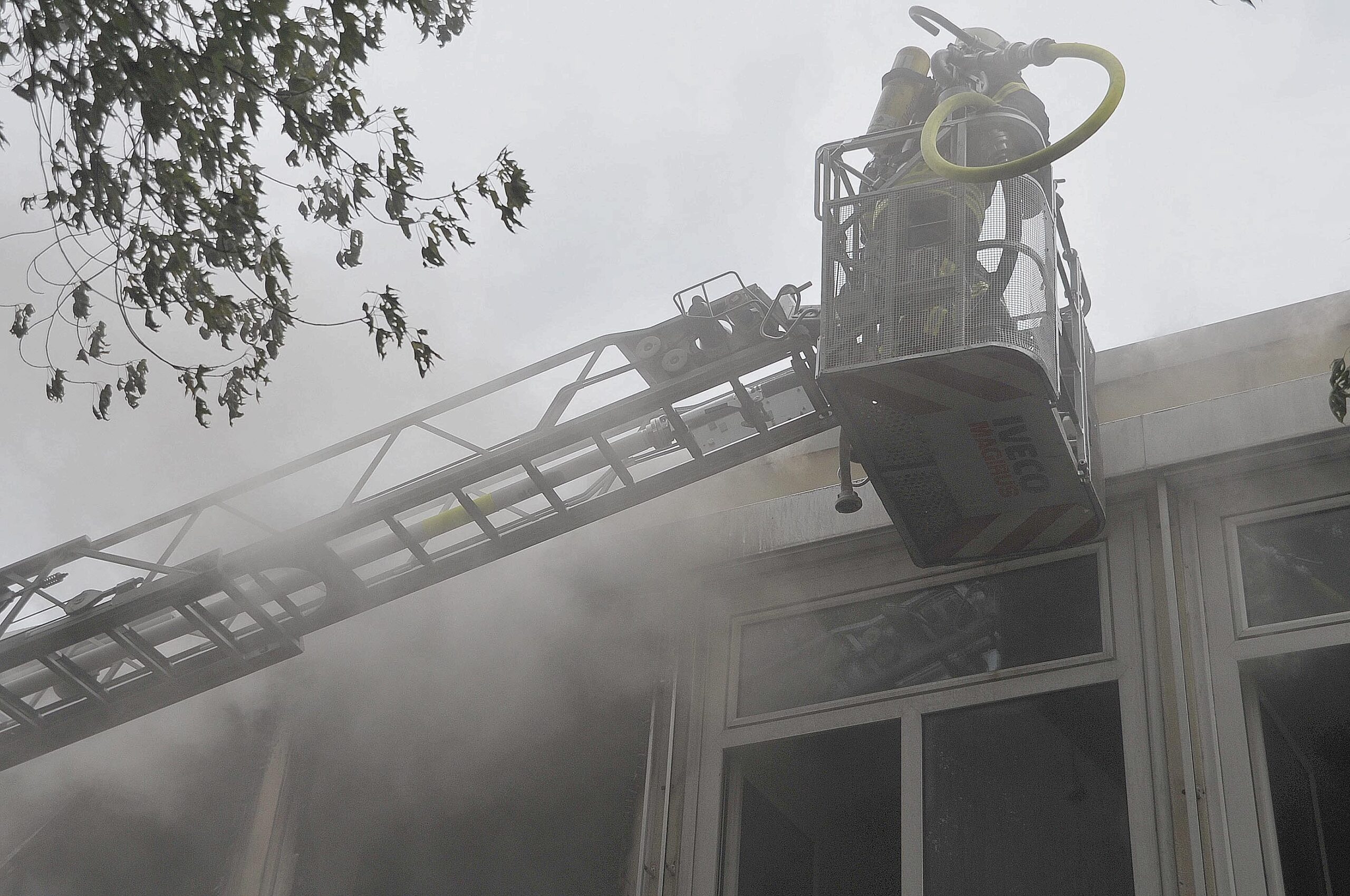 Am Sonntag brach in der ehemaligen Realschule in Dinslaken-Mitte ein Feuer aus.