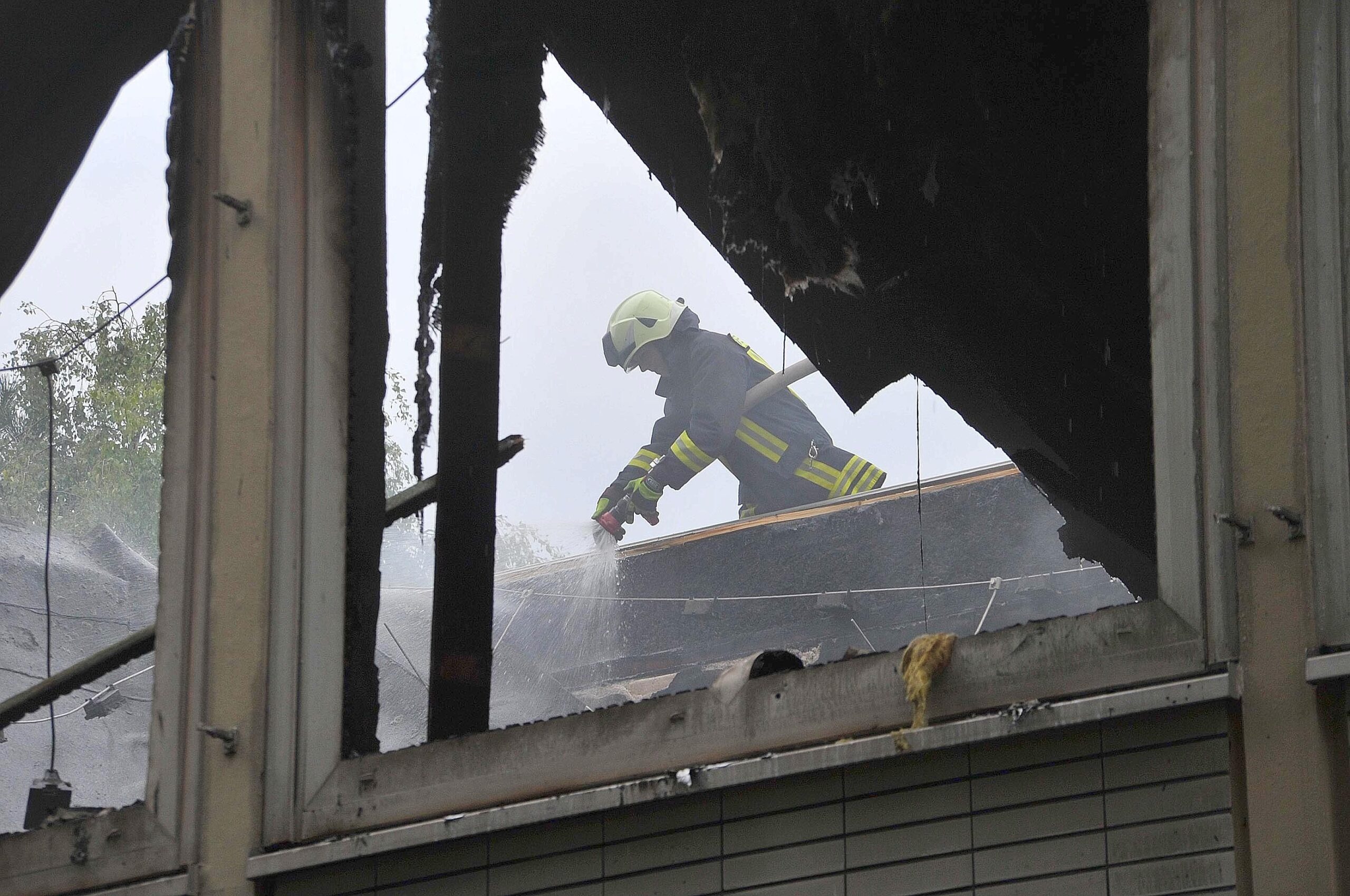 Am Sonntag brach in der ehemaligen Realschule in Dinslaken-Mitte ein Feuer aus.