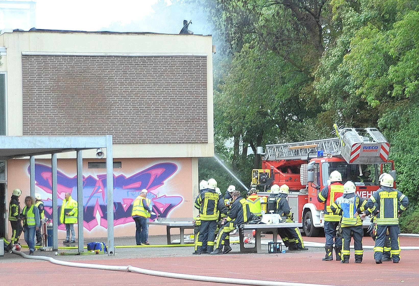 Am Sonntag brach in der ehemaligen Realschule in Dinslaken-Mitte ein Feuer aus.
