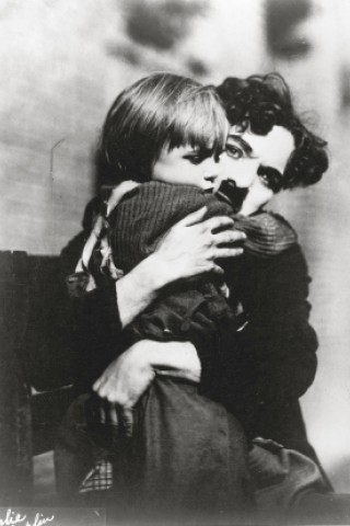 ... sprechen zu lassen, zu einer vergleichbaren Meisterschaft gebracht wie der Vater der Klamotte. Als Beispiel eine Szene aus „The Kid“: Dem Tramp wird sein ...