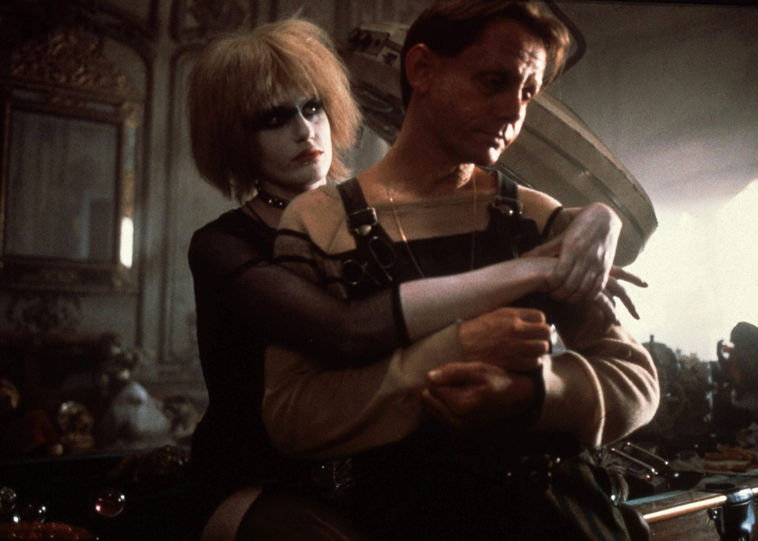 ... mit „Blade Runner“ auf eine Zukunft im ranzigen Used-Look: Qualmende Schlote, schäbige Wohn-Alkoven, saurer Regen, zwielichtige Typen und mittendrin ein gebrochener Charakter (Harrison Ford), der sich ...