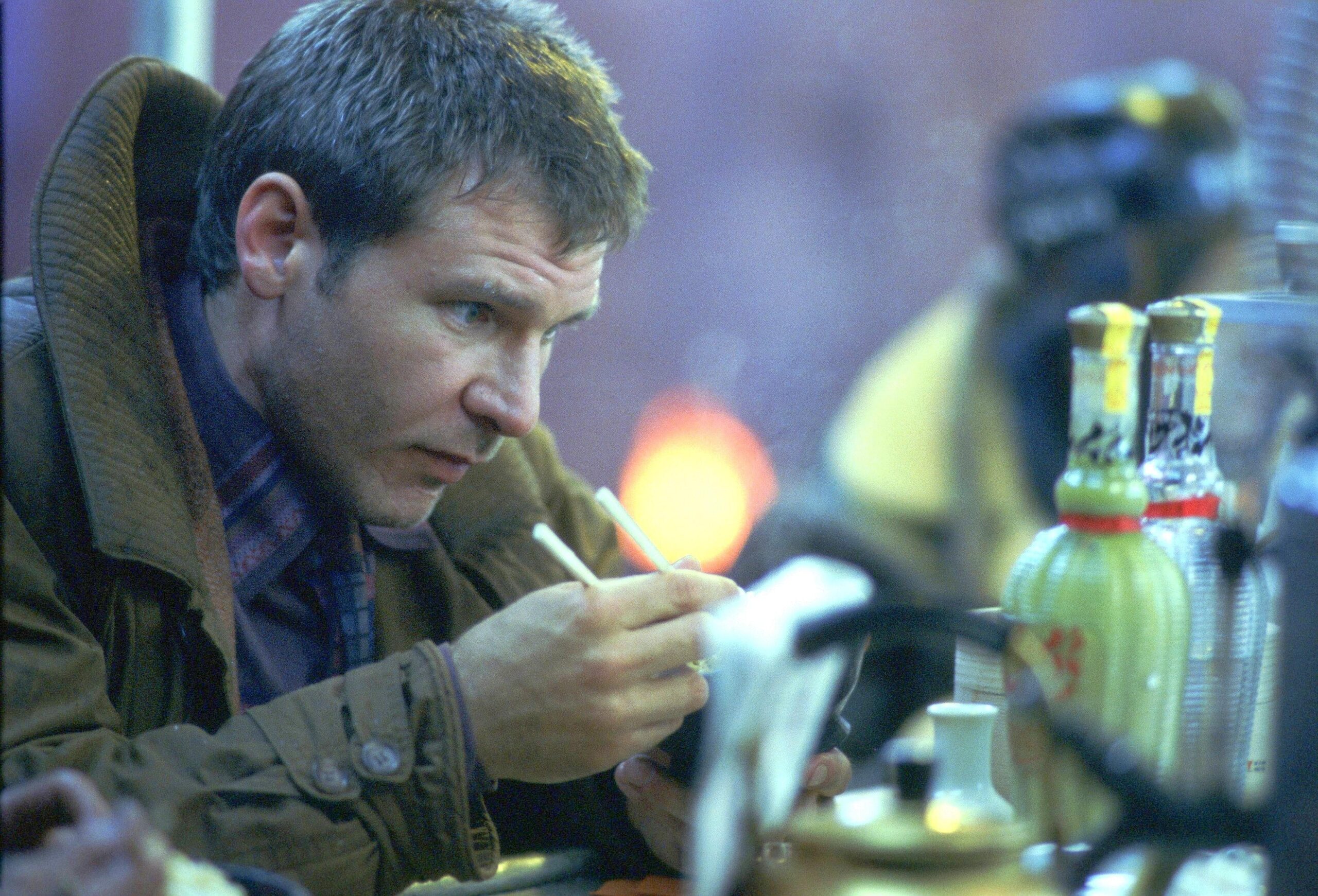 ... verfrachtet. Kurzum: Wenn atmosphärische Dichte einer Vergleichsgröße bedarf, kann eigentlich nur „Blade Runner“ herangezogen werden. Scott datierte sein düsteres Endzeit-Drama übrigens anno 2019. Genießen wir also die verbleibenden acht Jahre.