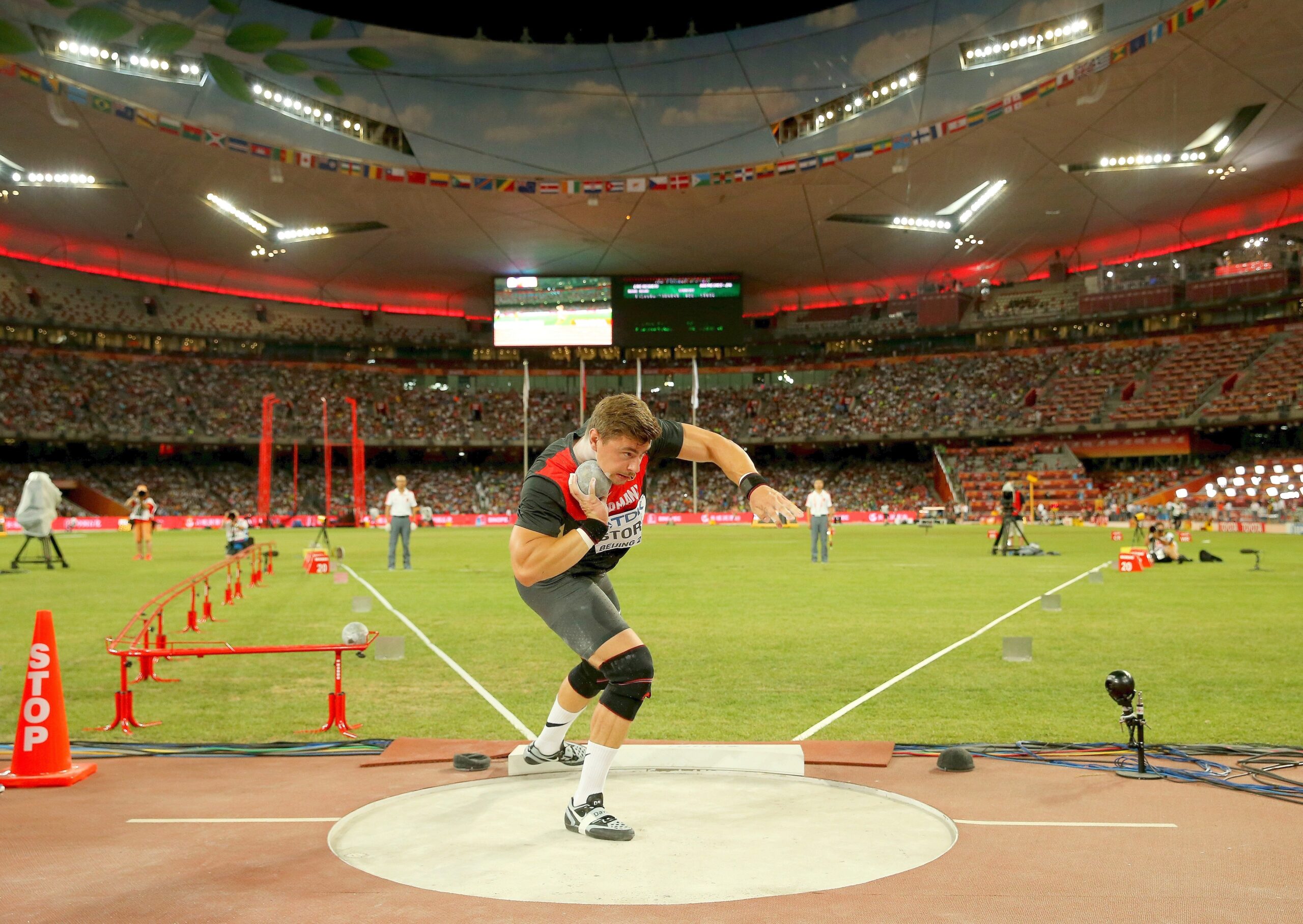 Bei der Leichtathletik-WM in Peking liefern die Sportler starke Leistungen und Emotionen. Für Deutschland holten unter anderem Kugelstoßerin Christina Schwanitz, ihr Kollege David Storl und Stabhochspringer Raphael Holzdeppe Medaillen. Alles überragender Star war 100-Meter-Weltmeister Usain Bolt.