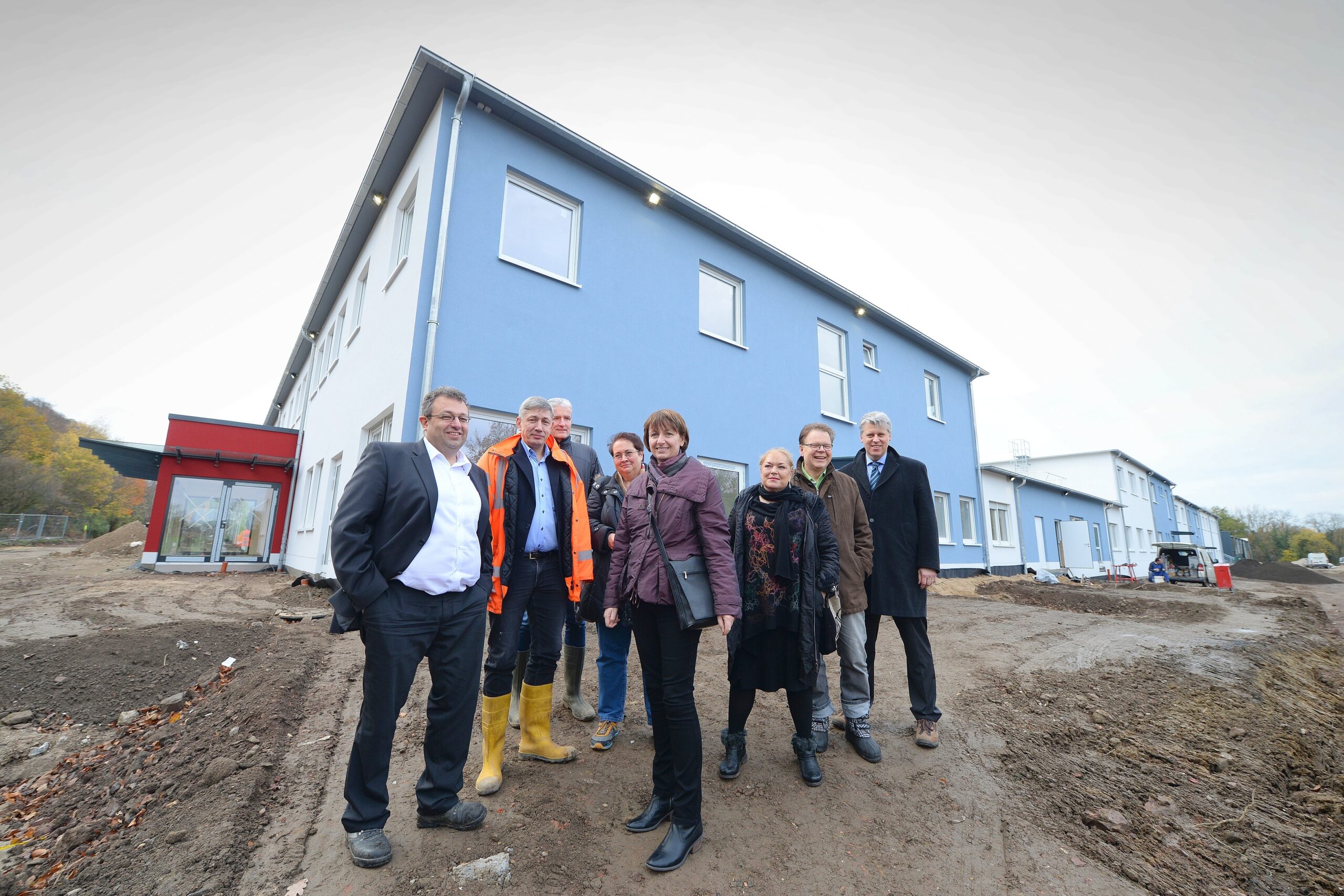 Grüne Delegation auf der Baustelle  im November 2015 (v.l.): Mehrdad Mostofizadeh, Projektleiter Marc Prabucki, Bauleiter Peter Held, Christine Müller-Hechfellner, Monika Düker, Hiltrud Schmutzler-Jäger, Udo Steinhauer mit Ordnungsdezernent Christian Kromberg.