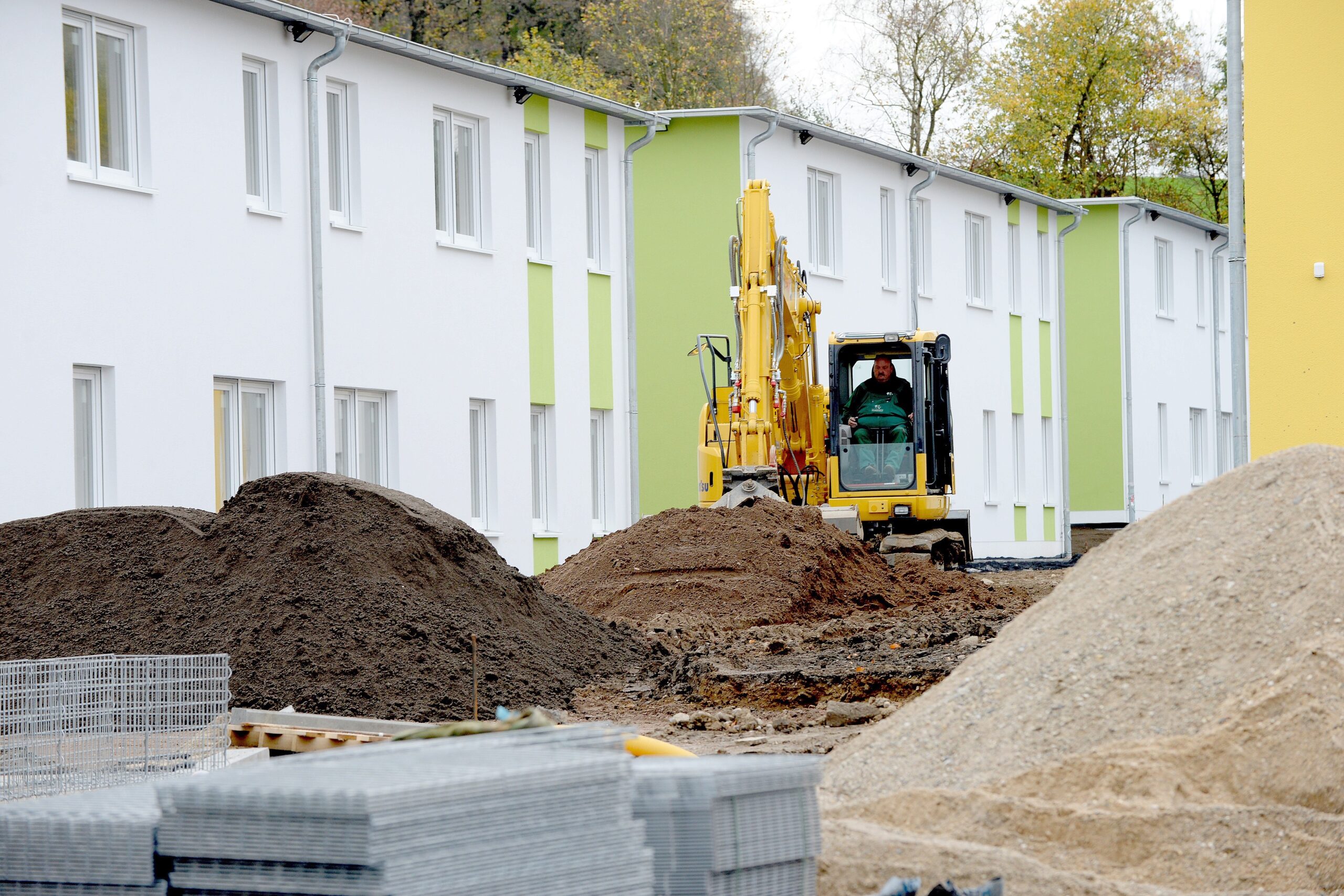 Bis am 4. Januar das Großasyl mit 800 Plätzen auf dem Kutel-Gelände in Essen-Fischlaken eröffnet wird, soll die Balance zwischen Sicherheitsbedürfnis und Wohlfühlen gefunden sein. Eine Delegation der Grünen machte sich im November 2015 ein Bild von der „Einrichtung neuen Typs“, die im Auftrag des Landes gebaut wird und neue Maßstäbe setzen soll.