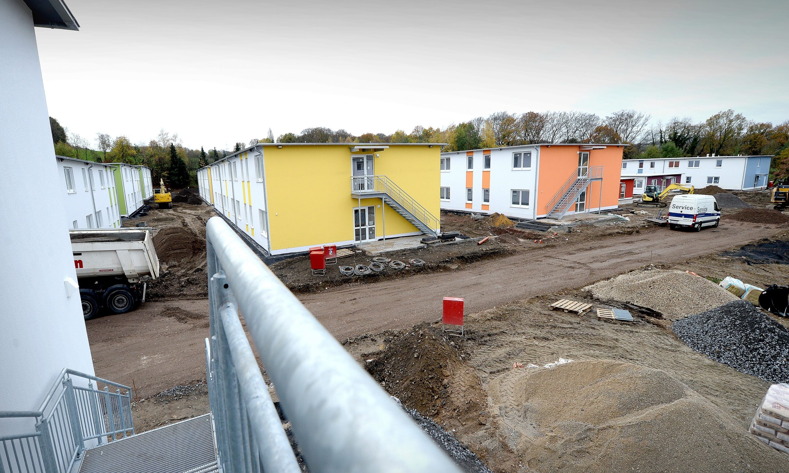 Bis am 4. Januar das Großasyl mit 800 Plätzen auf dem Kutel-Gelände in Essen-Fischlaken eröffnet wird, soll die Balance zwischen Sicherheitsbedürfnis und Wohlfühlen gefunden sein. Eine Delegation der Grünen machte sich im November 2015 ein Bild von der „Einrichtung neuen Typs“, die im Auftrag des Landes gebaut wird und neue Maßstäbe setzen soll.