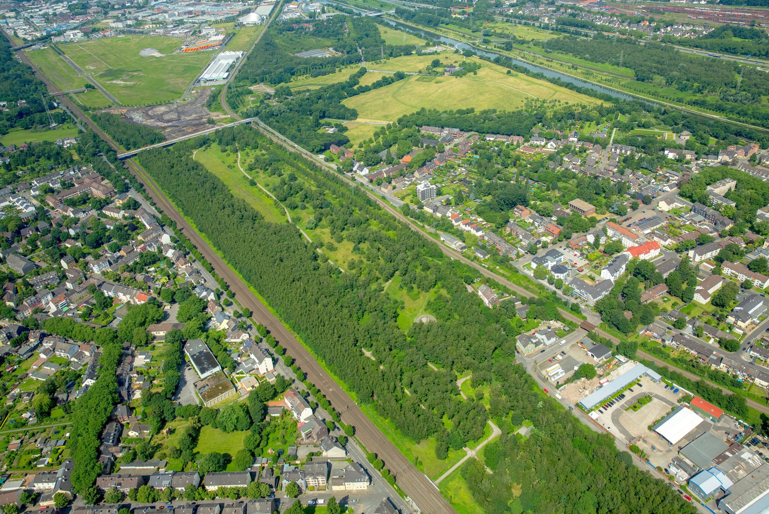 Der Gleispark Frintrop liegt in Dellwig an der Dellwiger Straße. Hinten im Bild ist die Ripshorster Brücke zu sehen. Weil diese für Oberhausen wichtig war, für Essen aber nicht, hat Essen 2006 einige Tausend Quadratmeter abgetreten, damit die Nachbarn neu bauen konnten.