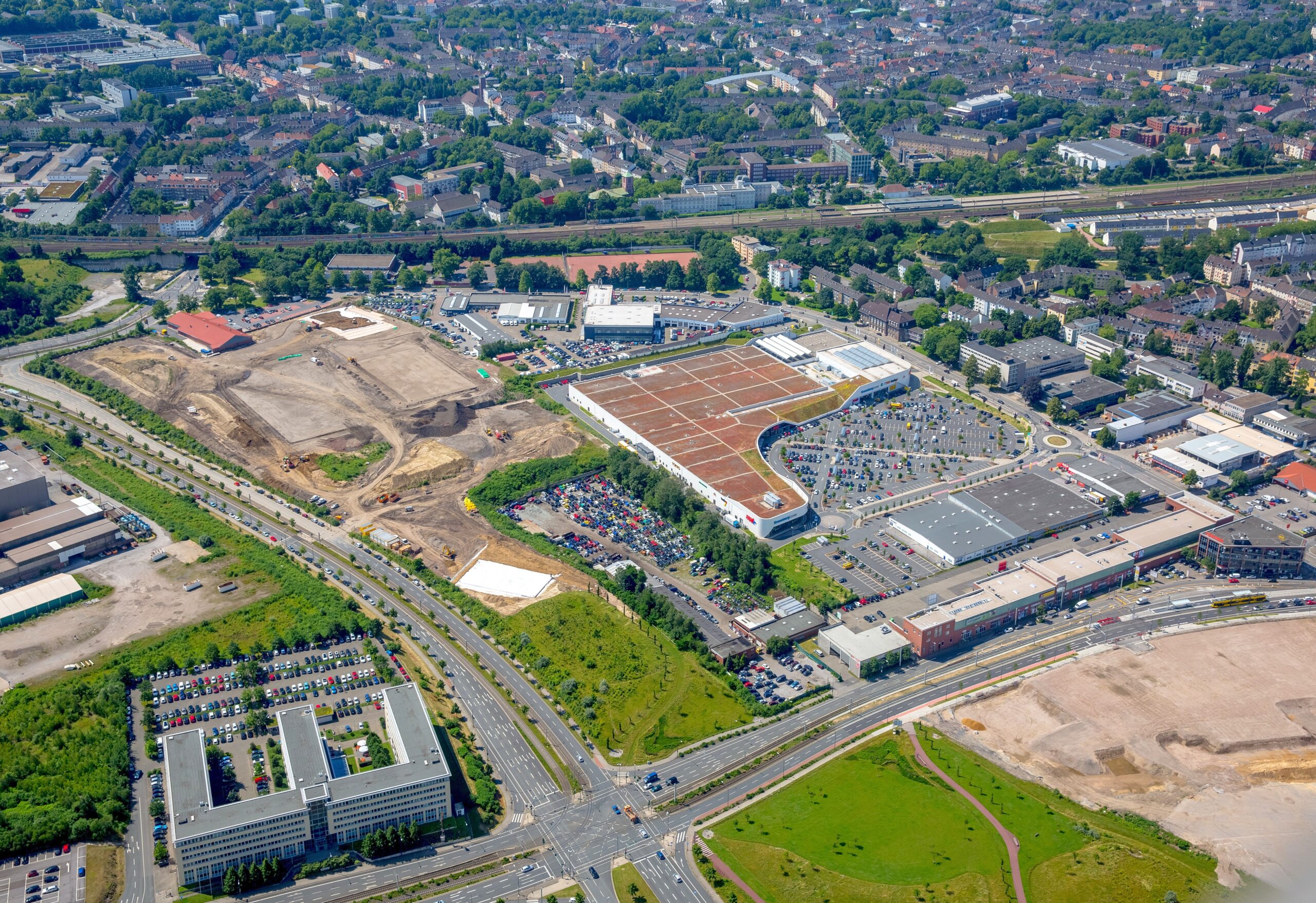 An der Altendorfer Straße entsteht neben dem Kronenberg Center (Real) das Stadtteil- und Dienstleistungszentrum „Quartier West“.