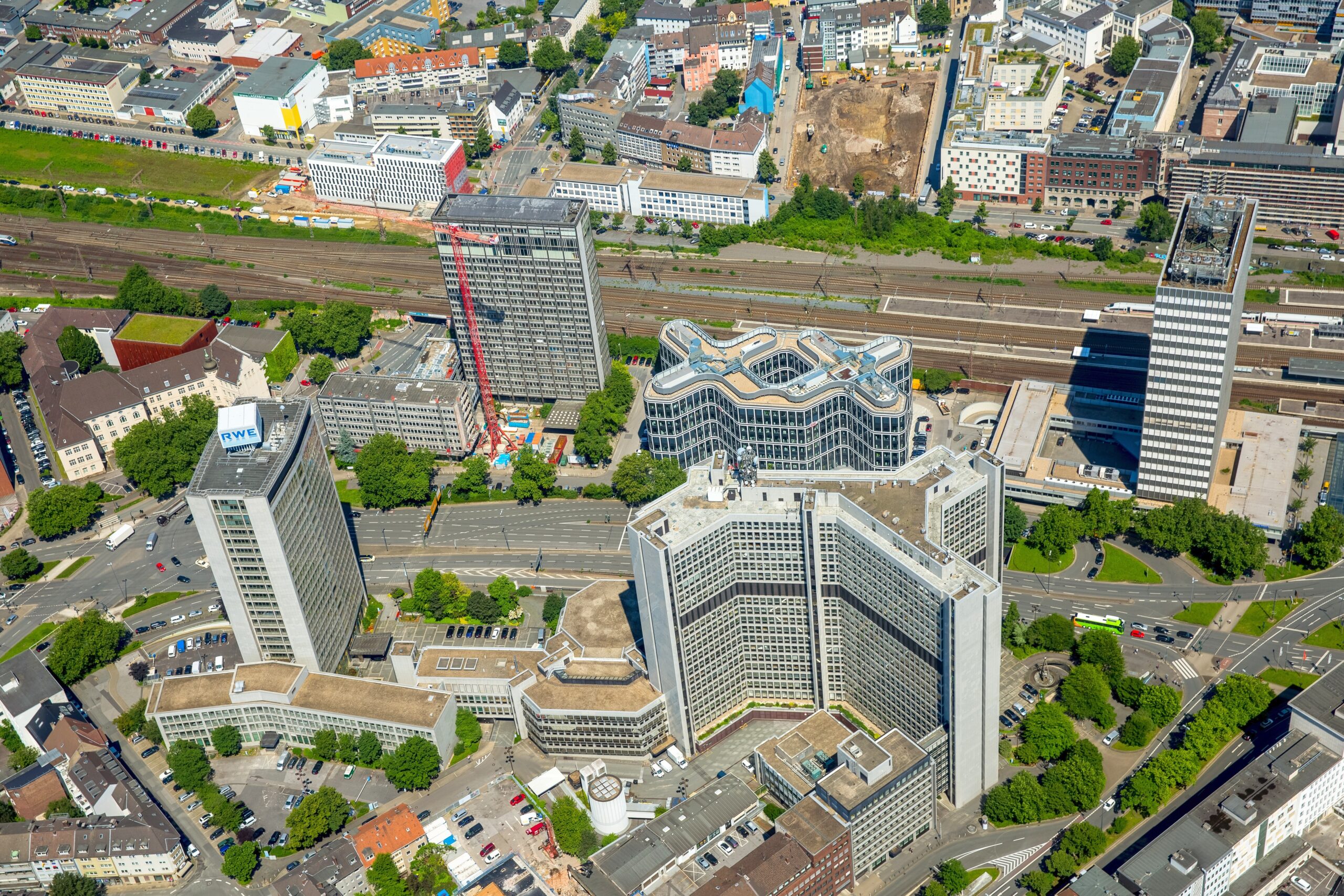 Auf der anderen Seite der Bahnstrecke liegt ganz in der Nähe eine weitere Baustelle: Die Essener Fakt AG des Unternehmers Hubert Schulte-Kemper hat dem Thyssen-Krupp-Konzern das Rheinstahl-Hochhaus abgekauft. Das Gebäude wird für etwa 25 Millionen Euro saniert.