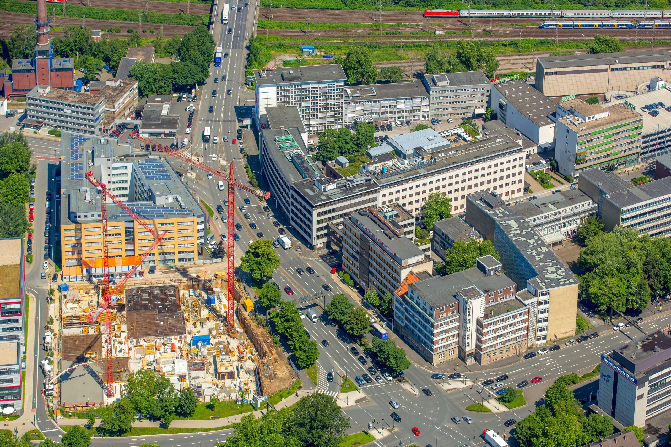 Zurzeit liegen die Verlags- und Redaktionräume der  Funke Mediengruppe noch an der Friedrichstraße im Südviertel. Im alten WAZ-Haus an der Ecke Friedrich-/Sachsenstraße waren ab 1955 die Verlagsabteilungen, Redaktionen und Abteilungen der Druckvorstufe untergebracht.