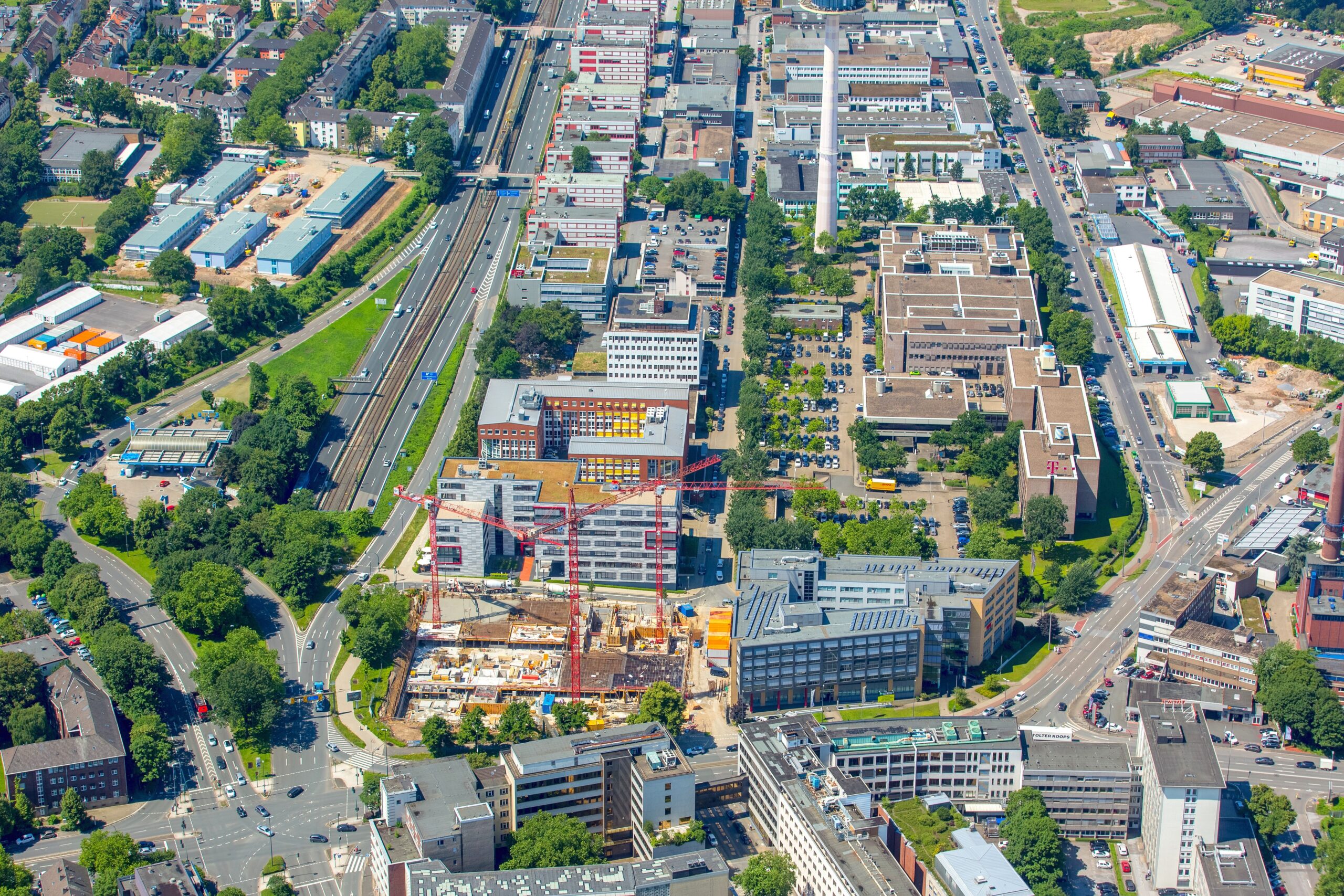 Zum einen wird der Essener IT-Dienstleister Bitmarck mit seiner Firmenzentrale in den neuen Komplex einziehen.  Das benachbarte Drei-Sterne-Hotel mit 145 Betten betreibt die Hamburger Novum Gruppe.