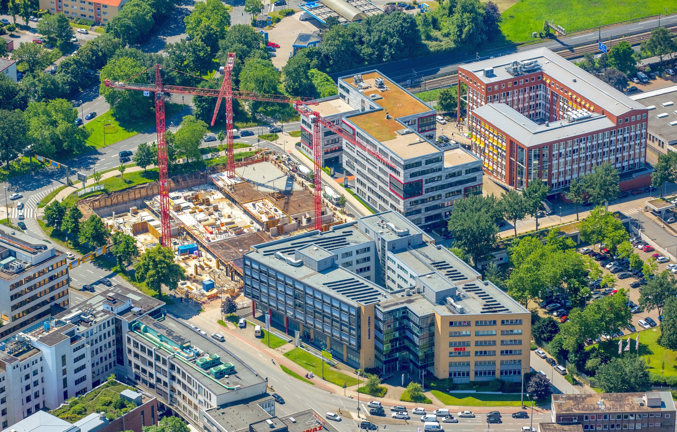 Im Europacenter an der Friedrichstraße (rechts im Bild) liegen ebenfalls Verlags- und Redaktionsräume der Funke Mediengruppe. Das Medienunternehmen baut am Berliner Platz, entlang der Segerothstraße, seine neue Zentrale.