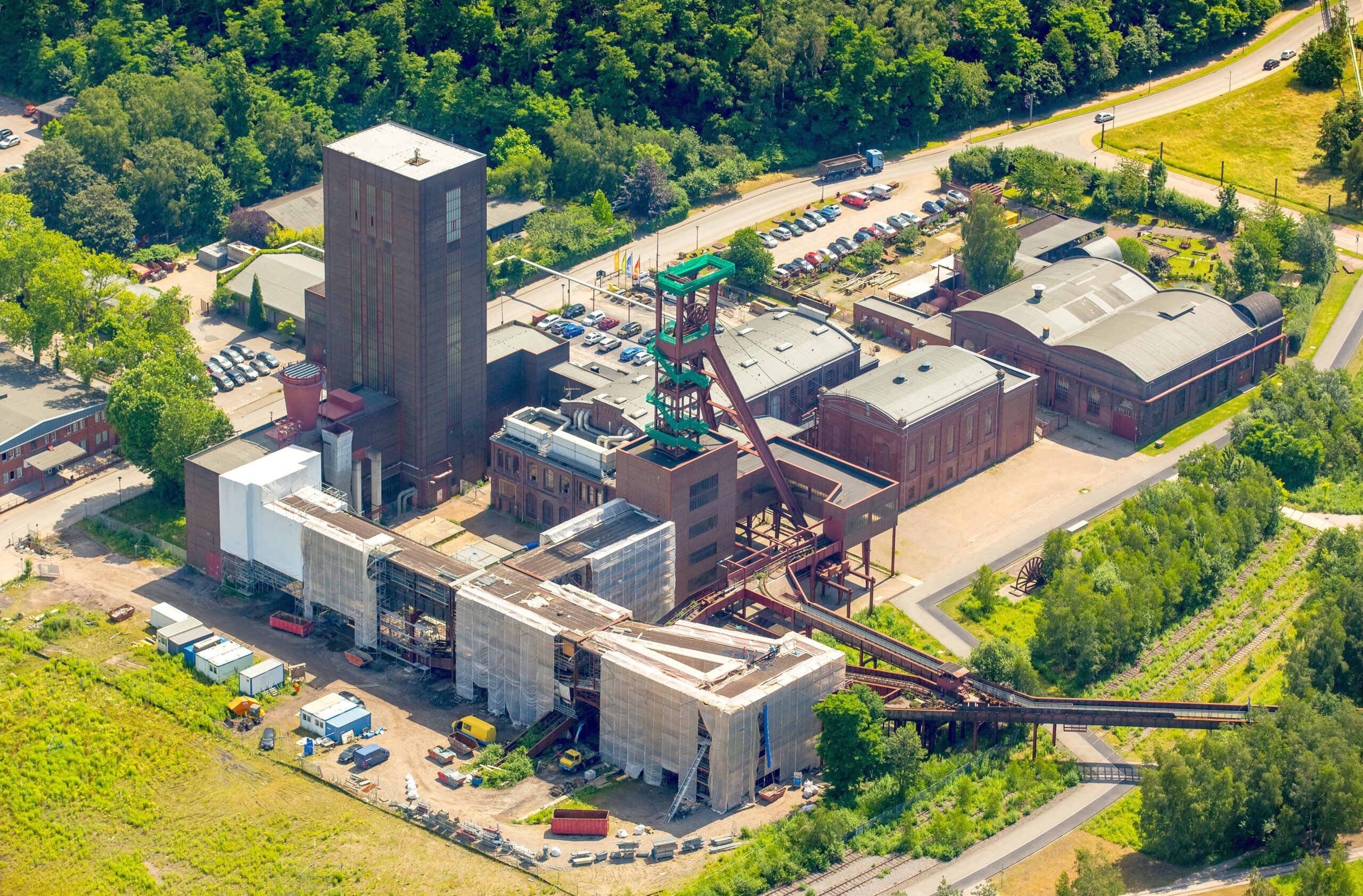 Obendrein hat die Stiftung Zollverein mit der Sanierung des Wagenumlaufs von Schacht 1 begonnen, der an das zukünftige Baufeld eines geplanten Hotelneubaus angrenzt.