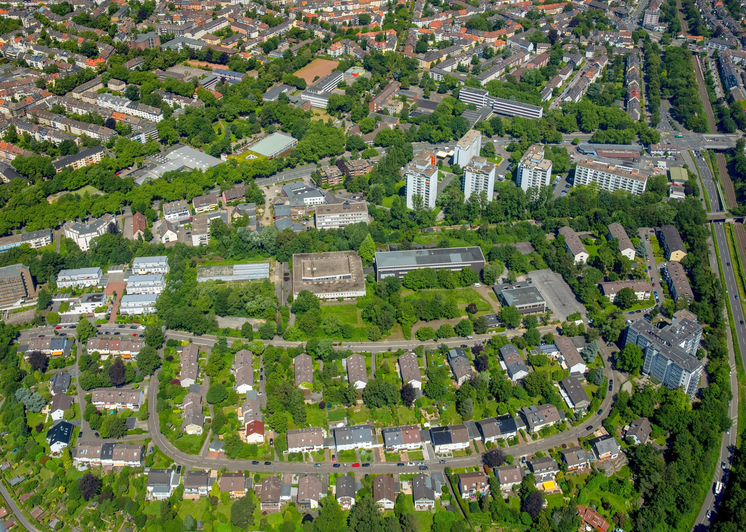 Eine Rüttenscheider Baustelle der Zukunft: Die ehemalige Pädagogische Hochschule soll abgerissen werden. Die Gentes-Gruppe plant auf dem etwa 3,3 Hektar großen Gelände an der Henri-Dunant-Straße ein neues Wohnquartier.