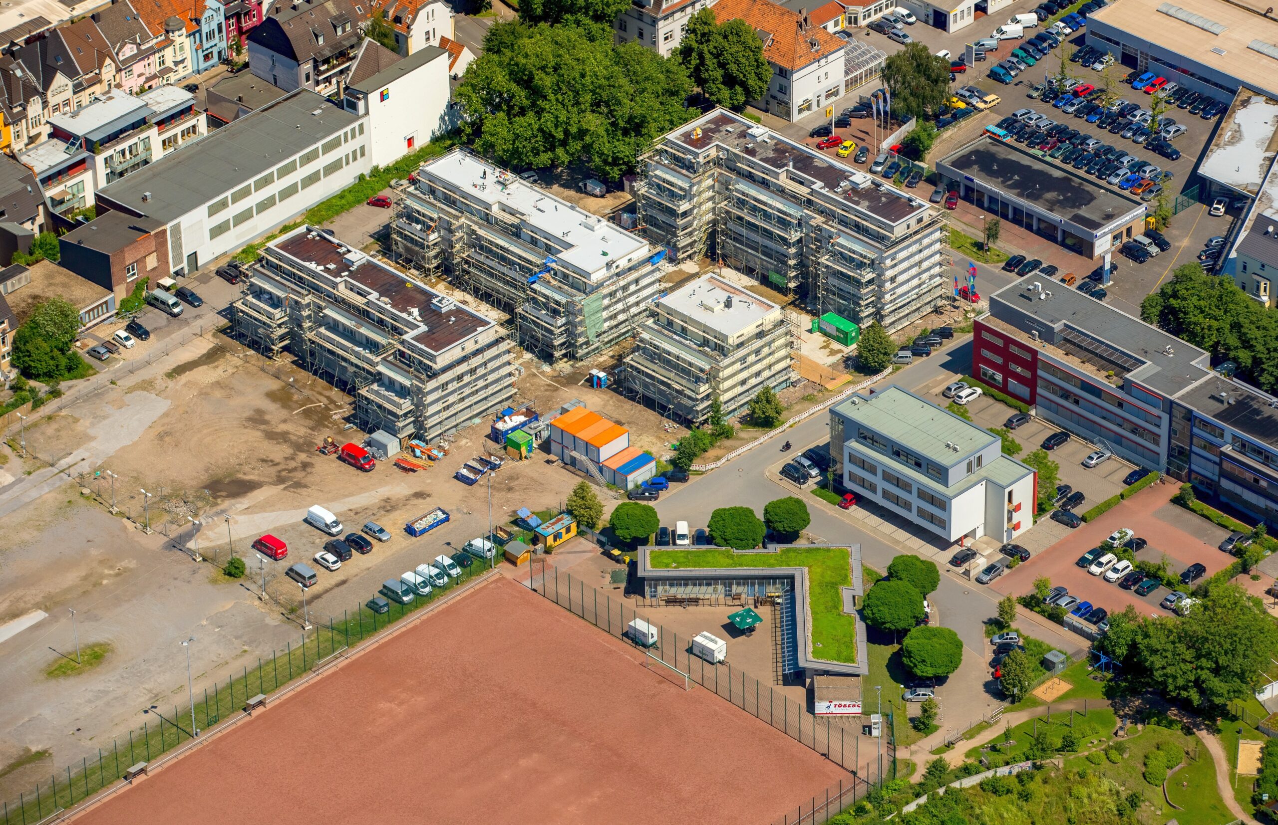 Auch hier entstehen Wohnungen in Rüttenscheid: Gemeinsam mit den künftigen Eigentümern und Gästen aus der Politik hat die Immobilienentwicklungsgesellschaft Hopf Anfang Juni Richtfest an der Veronikastraße gefeiert. Im Mai 2015 war der Startschuss für das Bauprojekt gefallen, durch das 56 neue Wohnungen geschaffen werden.