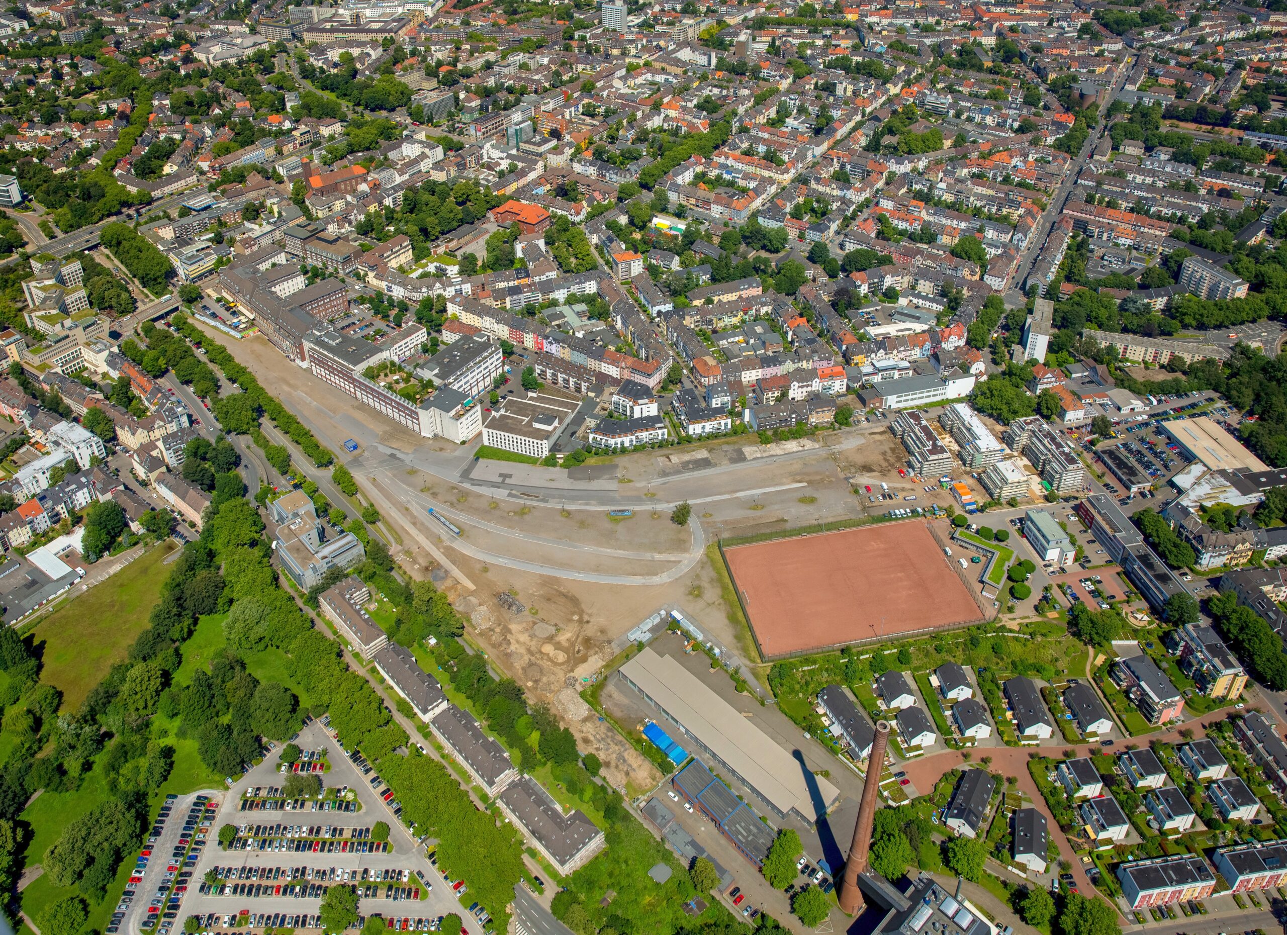 Auch hier entstehen Wohnungen in Rüttenscheid: Gemeinsam mit den künftigen Eigentümern und Gästen aus der Politik hat die Immobilienentwicklungsgesellschaft Hopf Anfang Juni Richtfest an der Veronikastraße gefeiert. Im Mai 2015 war der Startschuss für das Bauprojekt gefallen, durch das 56 neue Wohnungen geschaffen werden.