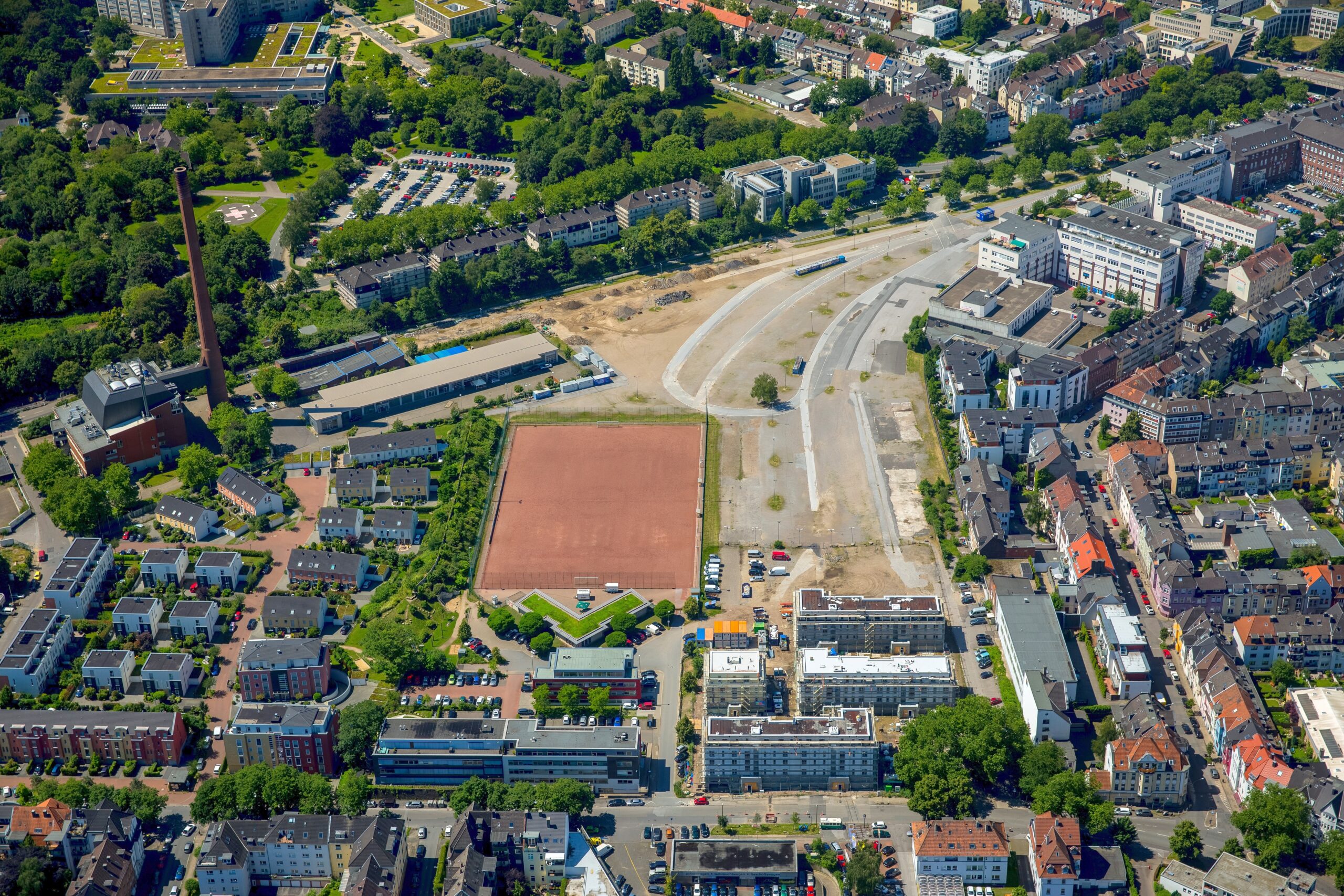 Auch hier entstehen Wohnungen in Rüttenscheid: Gemeinsam mit den künftigen Eigentümern und Gästen aus der Politik hat die Immobilienentwicklungsgesellschaft Hopf Anfang Juni Richtfest an der Veronikastraße gefeiert. Im Mai 2015 war der Startschuss für das Bauprojekt gefallen, durch das 56 neue Wohnungen geschaffen werden.