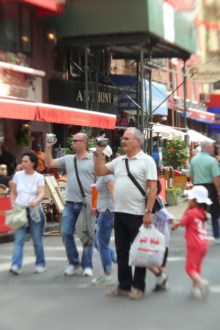 Elke Klama aus Neukirchen-Vluyn: rechts mein Mann, in Little Italy in New York, nicht nur er hat etwas ins filmerische Auge gefaßt, scheint eine typische Männerpose zu sein, der linke Herr ist weder verwandt noch bekannt mit meinem Mann. Sehen sich alle Herren bei dieser Tätigkeit so ähnlich?