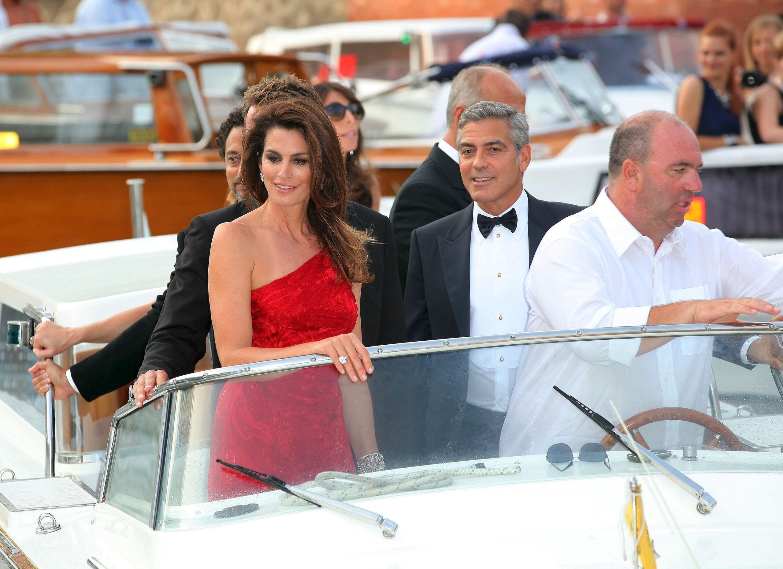...Ex-Supermodel Cindy Crawford war Clooney angeschippert, über den...