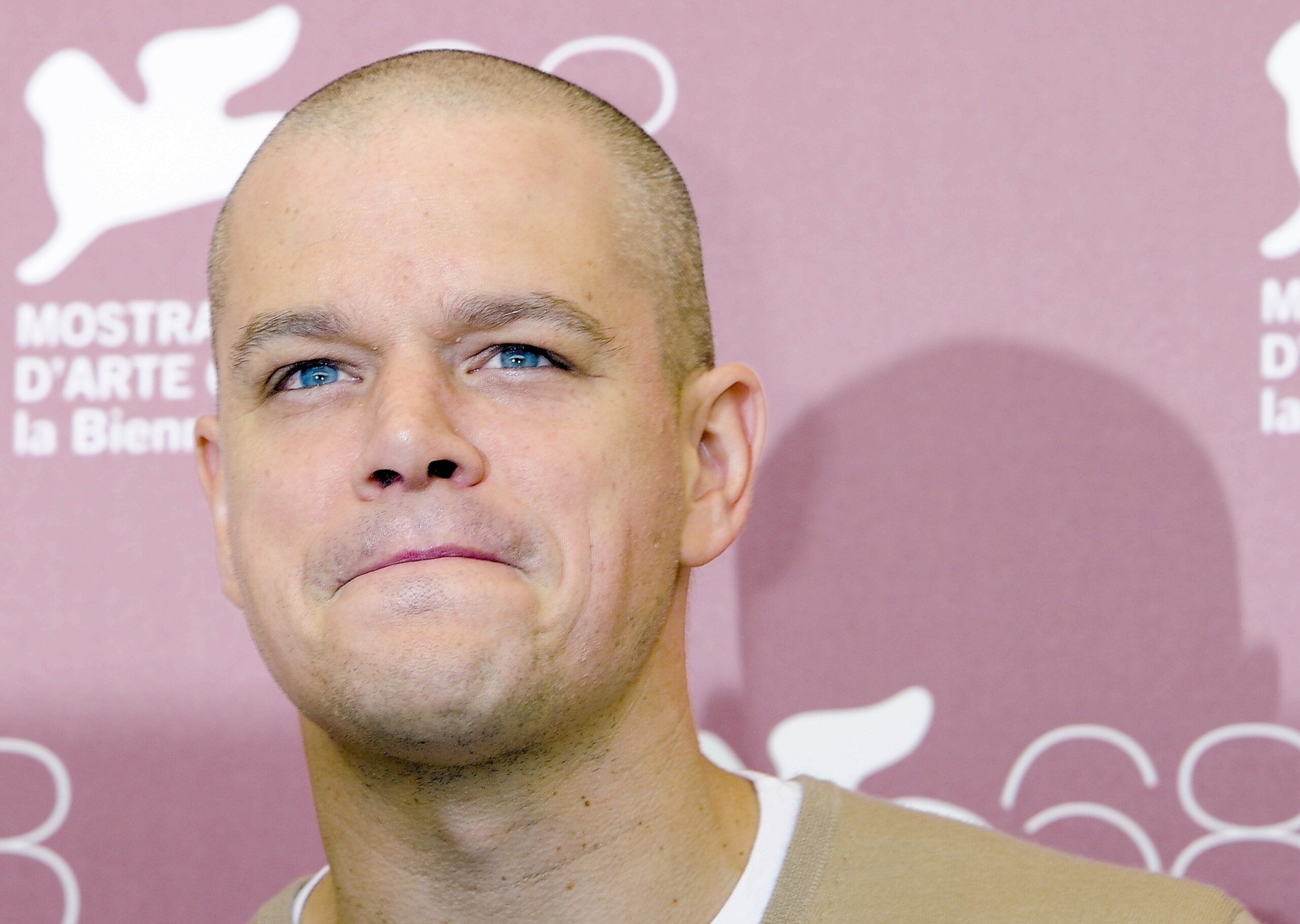 ... ist da dieser Mann: Matt Damon kam mit Ultrakurzfrisur, ...