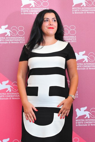 Regisseurin Marjane Satrapi trägt ihr Motto fürs Outfit deutlich vor sich her: Chic ...