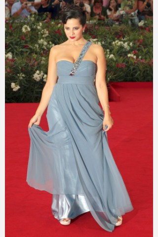 ...trat die italienische Schauspielerin Tiziana Lodato vor die Kameras. Ebenso elegant...