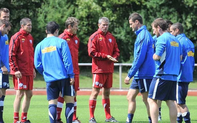 ...stieg ab. Auch der VfL Bochum kam nicht über Tabellenplatz 17 hinweg und musste so in Liga Zwei von neu anfangen.