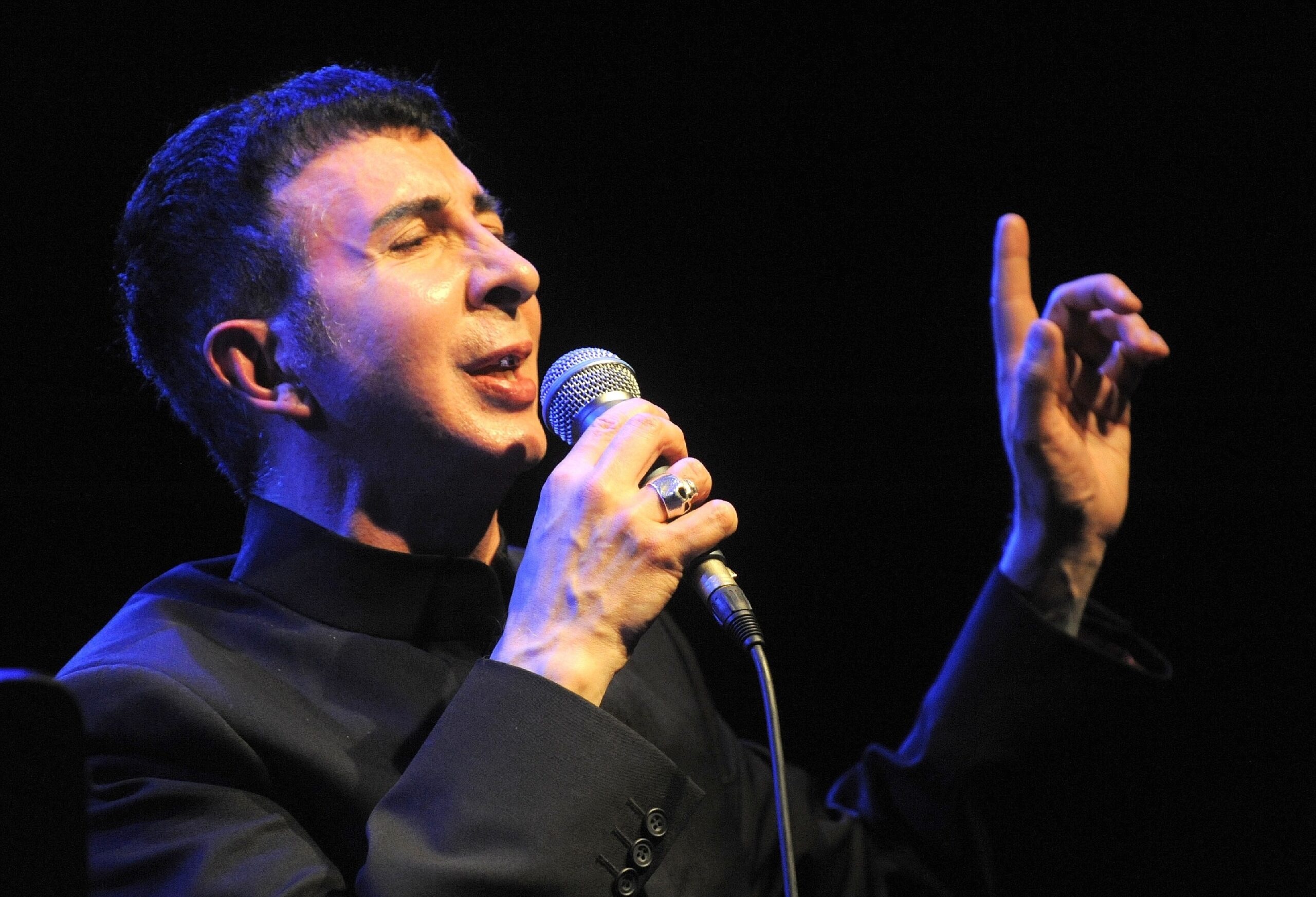 Marc Almond (Foto) und Herbert Grönemeyer treten als Überraschungsgast beim Konzert des britischen Pianisten und Shomasters Jools Holland im FZW in Dortmund auf. (15. September 2011)