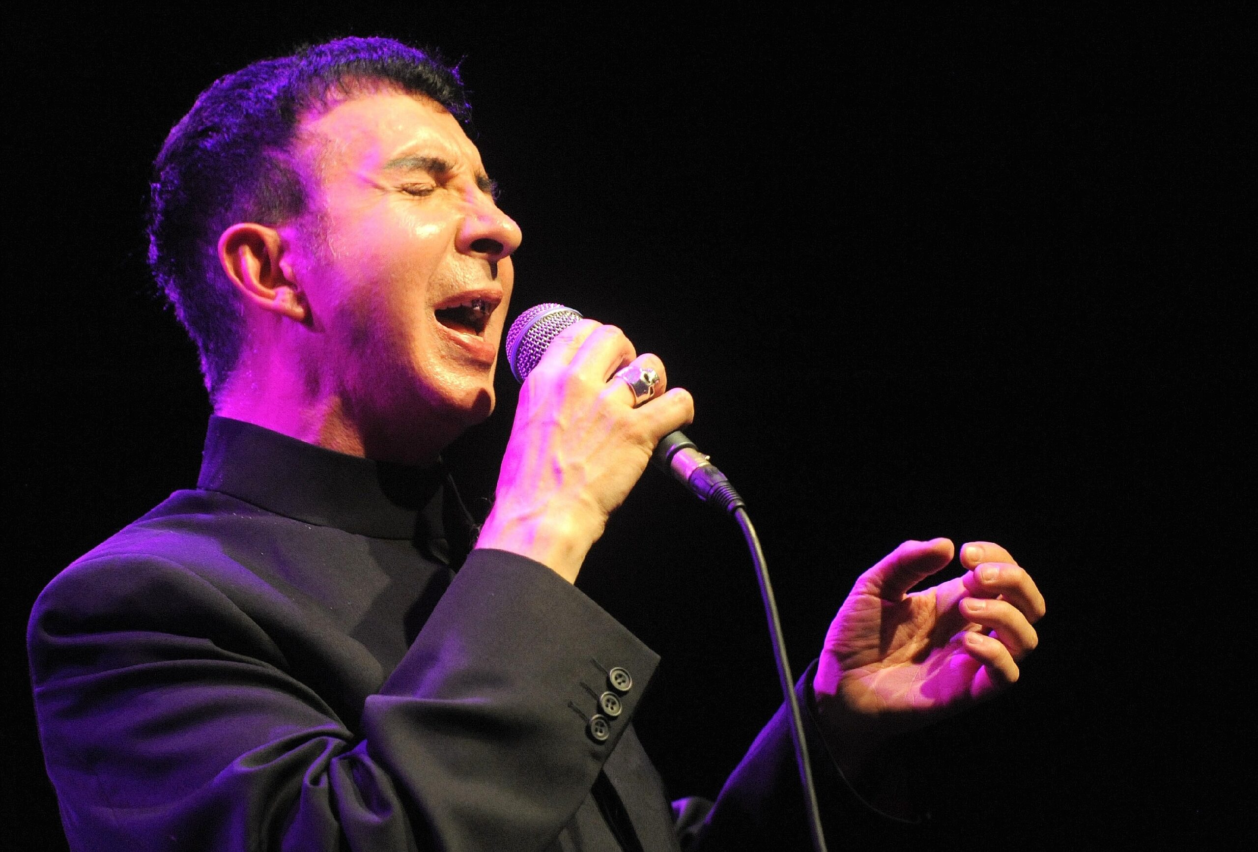 Marc Almond (Foto) und Herbert Grönemeyer treten als Überraschungsgast beim Konzert des britischen Pianisten und Shomasters Jools Holland im FZW in Dortmund auf. (15. September 2011)