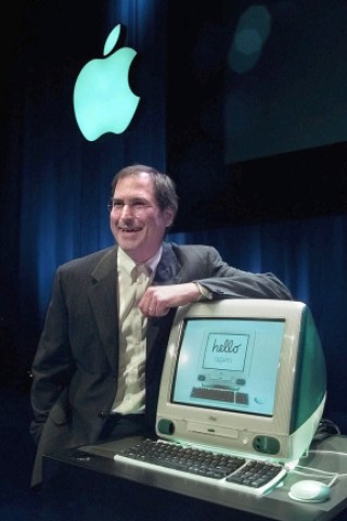 ...Jobs 1996 zu Apple zurückkam, kämpfte das Unternehmen mit einem schwindenden Computergeschäft. Der iMac kehrte diesen Trend um. In einer Zeit, in der viele Menschen erstmals einen Computer kauften und ins Internet vorstießen, war der iMac auch eine Art Symbol dieses neuen Zeitalters. Im Jahr 2001...