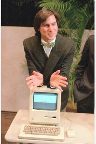 ...änderte sich 1984 mit der Einführung des Macintosh. Er war billiger und schneller als das Vorgängermodell Lisa. Desktop publishing - also computergestütztes Veröffentlichen von Inhalten - mit einem Mac und einem Laserdrucker kurbelte den Verkauf an. Nach...